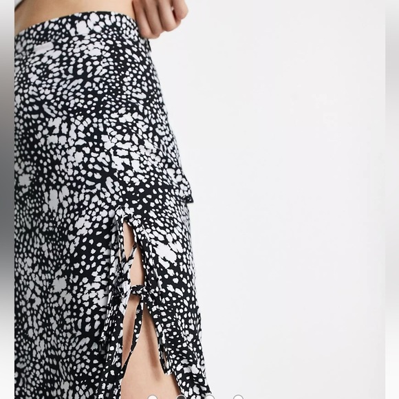 ASOS bow detail midi skirt with thigh split in mono smudge print - Picture 3 of 7